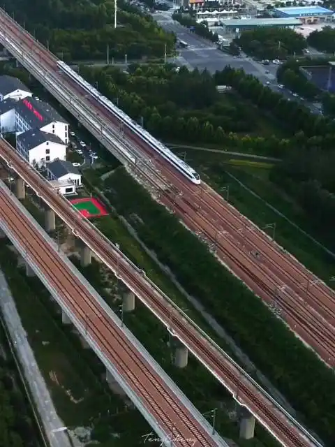 郑州东站,亚洲规模最大的高铁站之一,全国唯一的一座"米"字型高铁枢纽