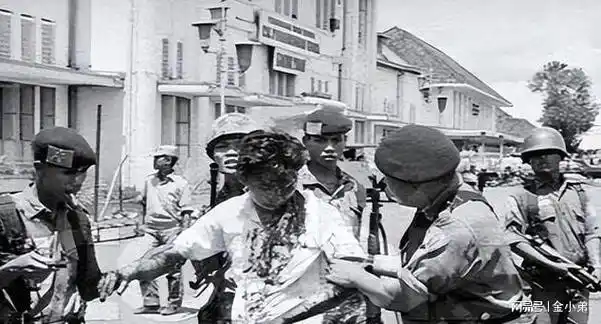 98年印尼屠华事件10万华人妇女被当街侵犯50万华人惨遭杀害
