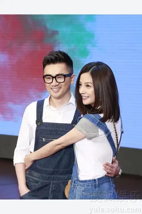 苏有朋单膝下跪赵薇 两人穿情侣装亮相广州(组图)