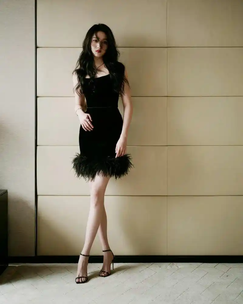 关晓彤美腿一字带高跟 中间那张真的是让人控制不住