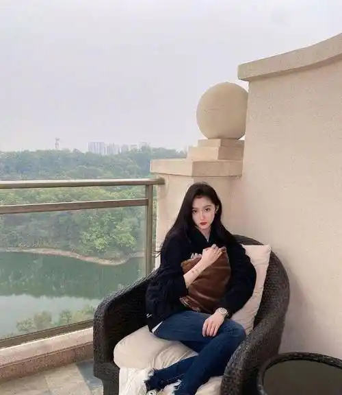 关晓彤晒素颜近照,帽子里的小胖倍受宠爱,待遇比鹿晗还要高