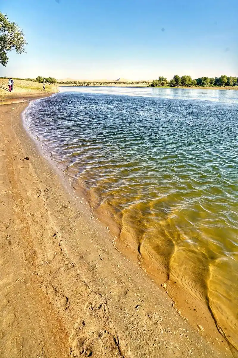 大美新疆,额尔齐斯河河床中巨砾重迭,银波翻腾,从源头开始,就 - 抖音