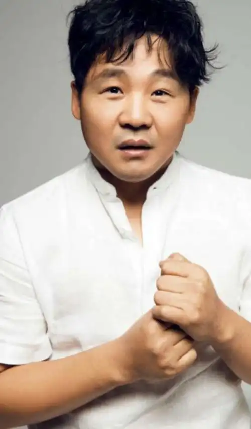 p>来喜,原名许玉军,出生于山东省临沂市费县,中国大陆男演员,空政