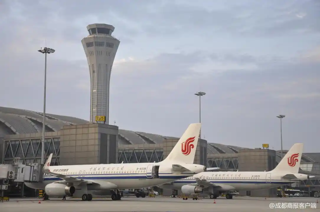 成都机场迎来节前出行高峰 明后天部分航线或"一票难求"