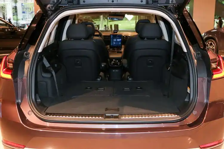 蔚来es8后排空间表现中规中矩,腿部空间还算富裕,满足日常家用完全没