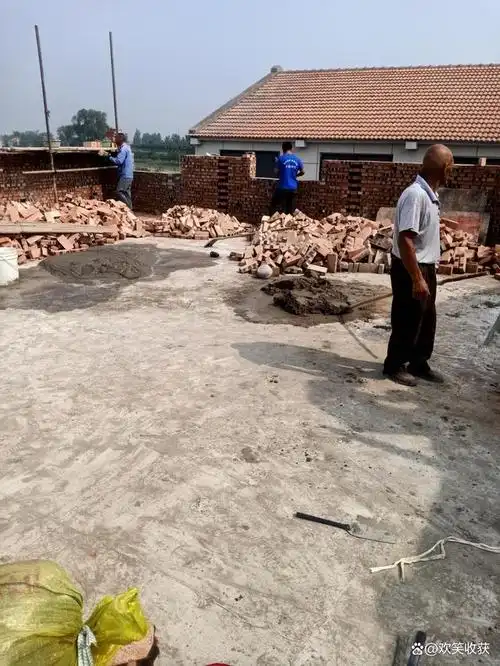 我的农村自建房主体盖好了,施工队不按合同结算,耍赖皮让加钱