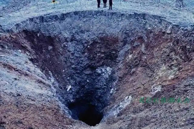 钻地炸弹留下的弹坑