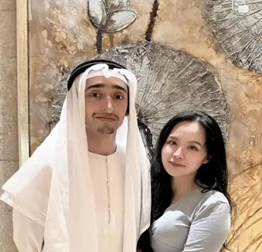 一个是来自迪拜的富二代王子,家里有无数钱,而另一个则是一个曾经离过