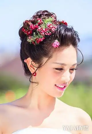 装甲车婚纱照的介绍