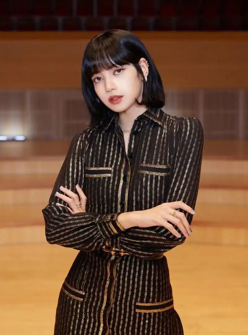 lisa条纹装性感写真图片