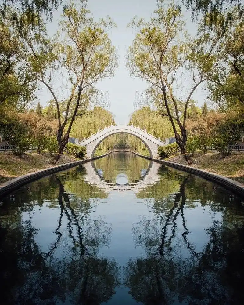 同时注意在使用对称构图拍摄建筑时,要确保精确地站在中心点,并使相机