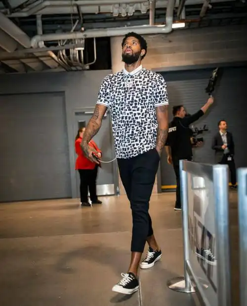 保罗-乔治上脚converse chuck taylor all-star low