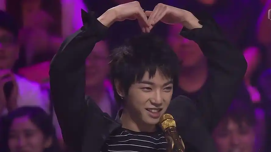 杨幂传授华晨宇新技能,现场教华晨宇如何"比心"