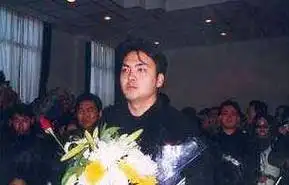 痴情男孩坚持为香妃刘丹扫墓20余年,二人的关系终浮出水面_朱宏嘉_剧