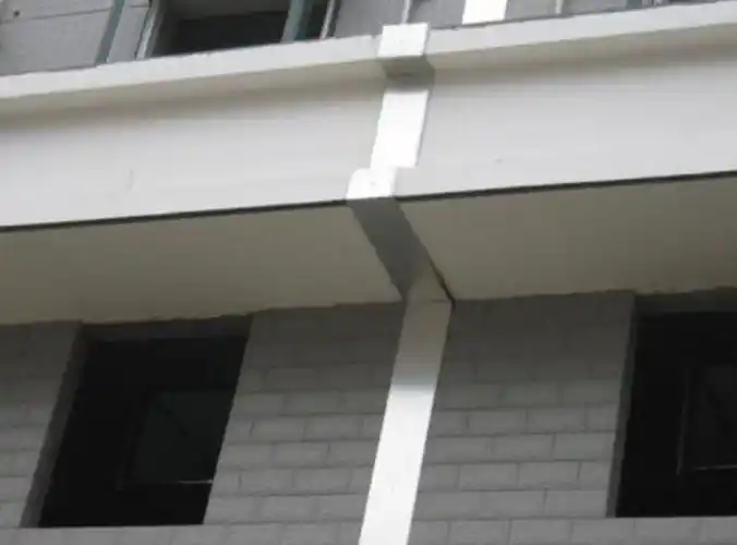 外墙突出处变形缝,如图9所示.