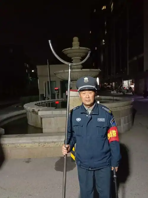 富园雅郡保安夜间巡逻工作照