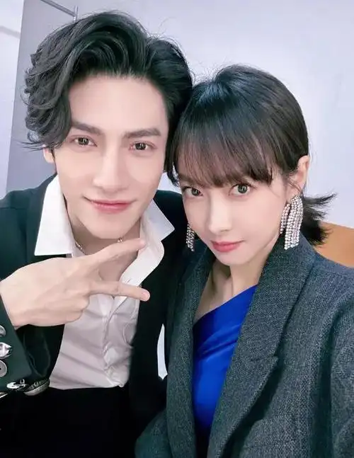 罗云熙在社交平台晒与宋茜亲密自拍合照:匆匆一聚甚是想念