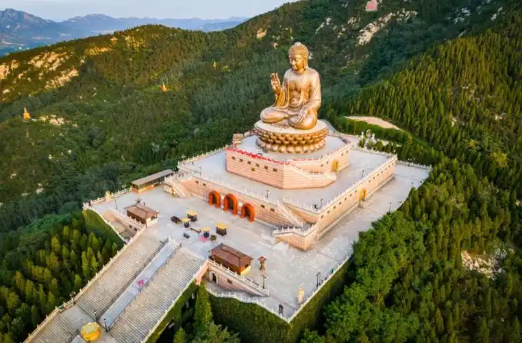 位于烟台的龙口南山旅游景区依山傍海,景色诱人,是一处自然景观与人文