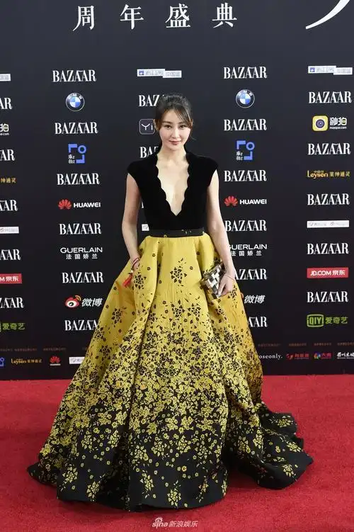 组图:林鹏亮相芭莎慈善夜 深v长裙大秀性感美艳