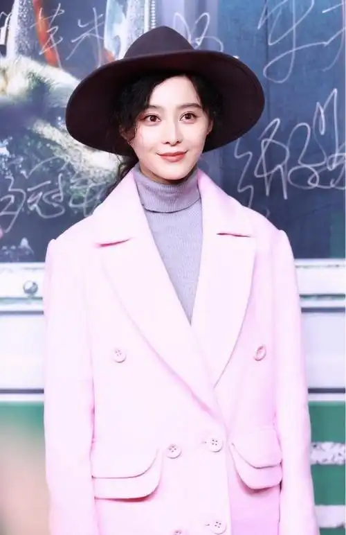 范冰冰一改御姐范大波浪卷发甜美彩妆一袭波点连衣裙嫩回18岁