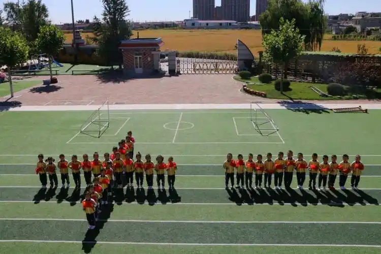 为了迎接祖国妈妈的生日,我们摆出了"十一"的队形