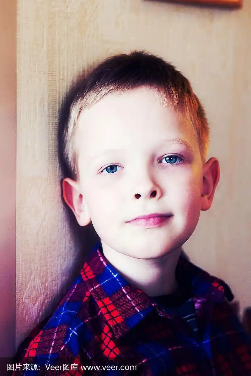 一个蓝眼睛男孩的肖像
