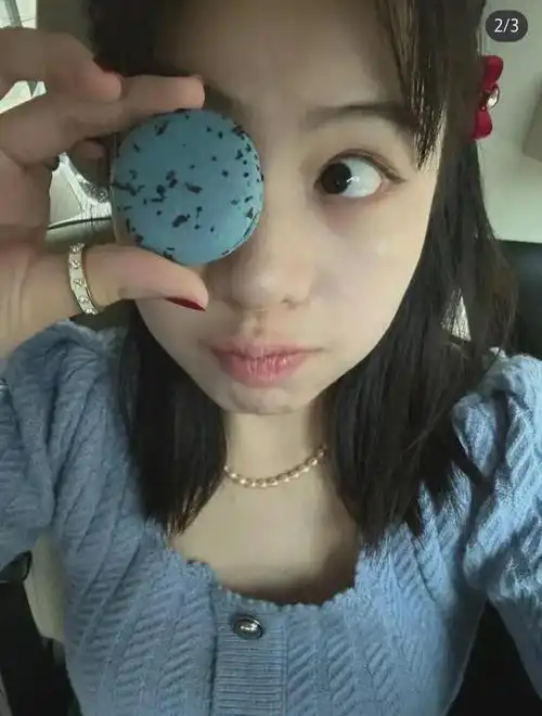 刘秀桦在河边留影被赞面善,甘比女儿对镜笑,没各怀鬼胎的阴险感