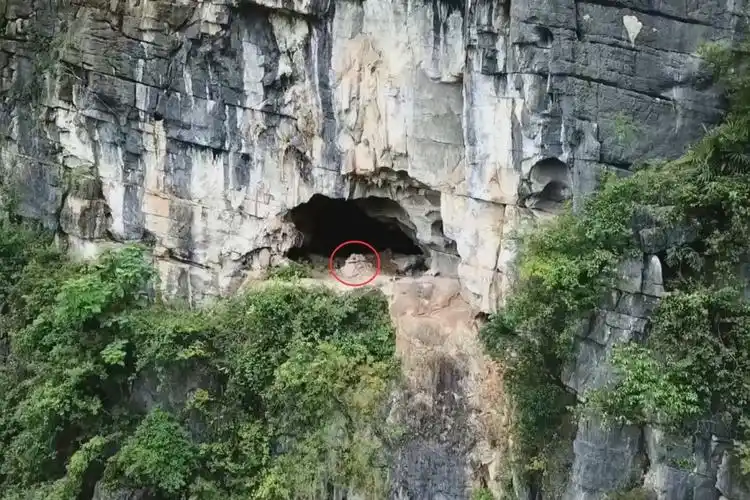 无人机发现个奇怪山洞洞口好像有个不明物体这到底是什么呢