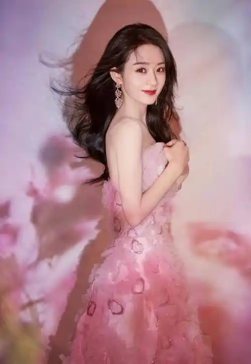 赵丽颖的眼神太温柔了,穿粉色心形纱裙优雅甜美,美出新高度_礼服_款式