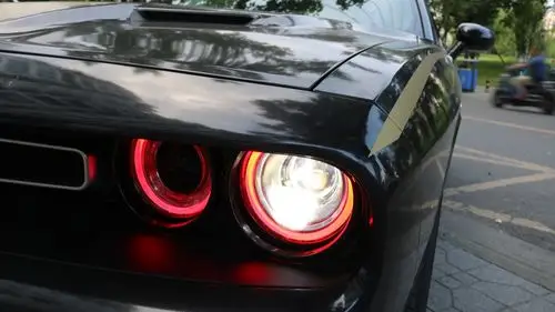 成都道奇挑战者车灯改装激光led双光透镜大灯效果实拍