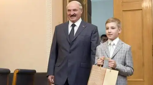 图为白俄罗斯总统卢卡申科和儿子