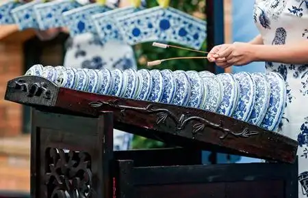 表演者在"感知中国·匠心冶陶"景德镇陶瓷文化展开幕式上演奏瓷制乐器