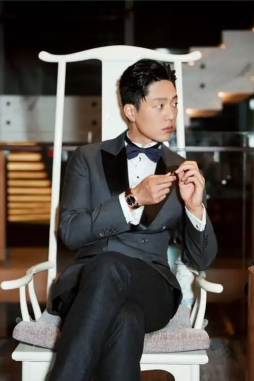 凌潇肃忧郁沉稳魅力写真图片