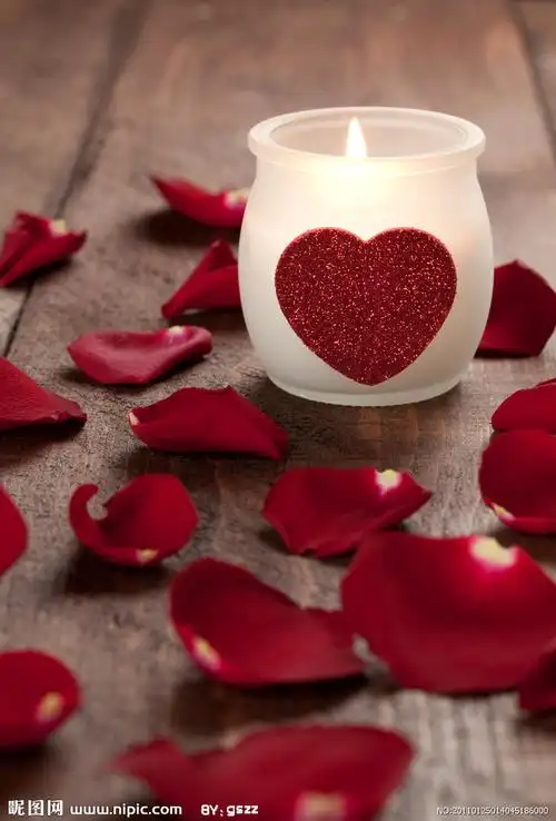 情人节蜡烛爱心玫瑰花瓣图片