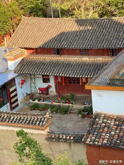 朋友你喜欢我们云南农村的大瓦房吗?