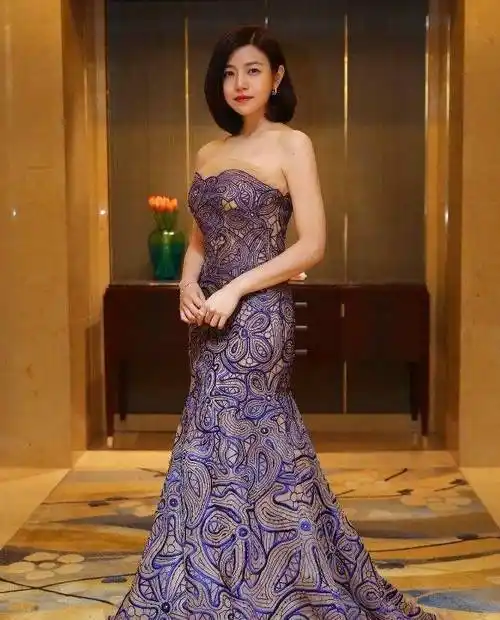 陈妍希罕见与老公陈晓亮相,穿抹胸裙像女王,小4岁的他像小跟班