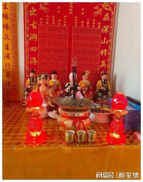 "仙堂"一般设在一家房屋的西边房间,背靠西面墙壁的位置.