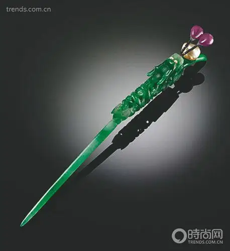 一个是乾隆,他令翡翠翻身超越软玉,另一个便是慈禧.