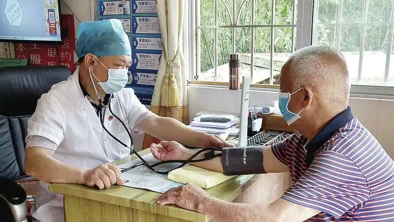 乡村医生扎根三十余载造福乡亲_南方plus_南方