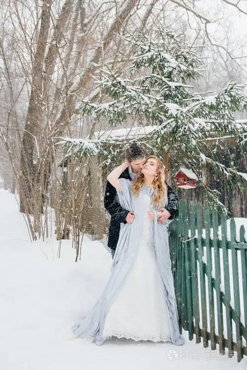 冬天在下雪时对大自然的情侣