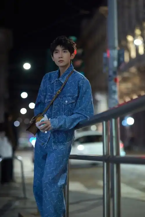 王源米兰时装周街头大片上线bally全球品牌代言人即将亮相秀场