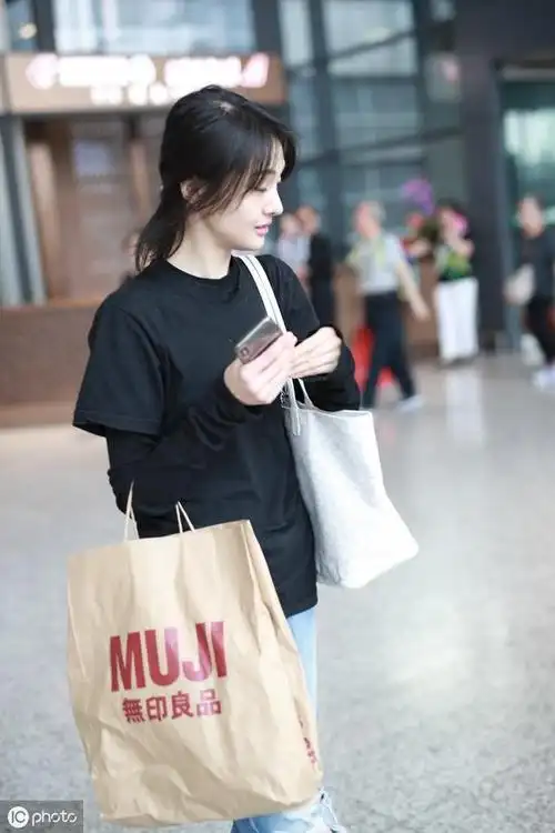 2018年5月17日,上海,郑爽现身机场(图片来自 ic photo)