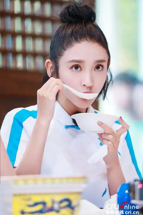 从《奔跑吧》被郑恺化一脸"乌龙妆"开始,观众就逐渐发现唐艺昕大方