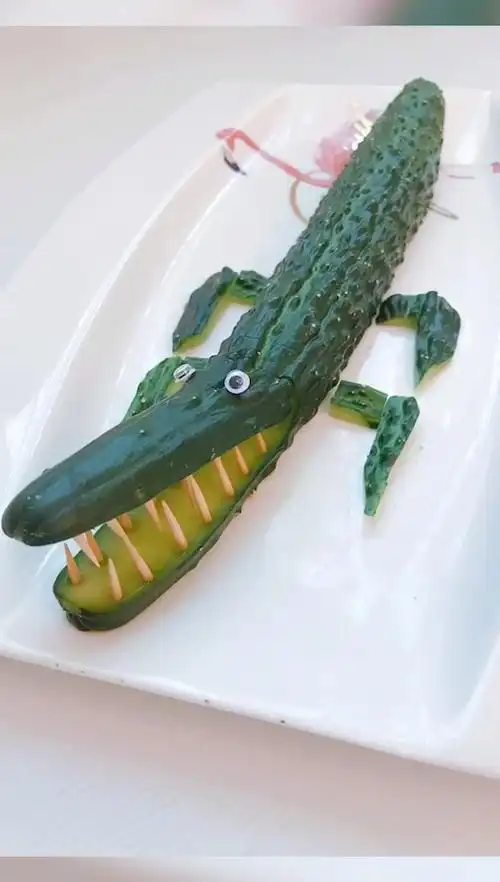 幼儿园亲子作业diy:创意蔬菜摆盘.黄瓜做的鳄鱼.