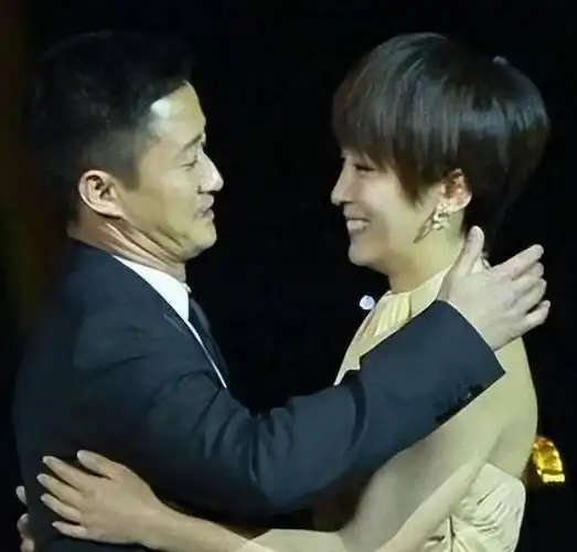 吴京在颁奖典礼上向谢楠致敬,表达了对妻子的感激之情.