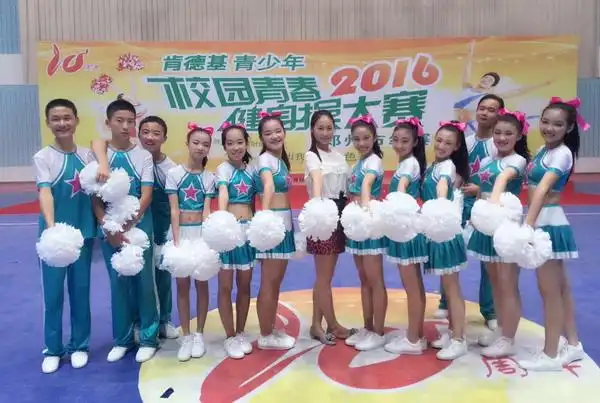 郑州七中校园啦啦队舞出飞扬青春