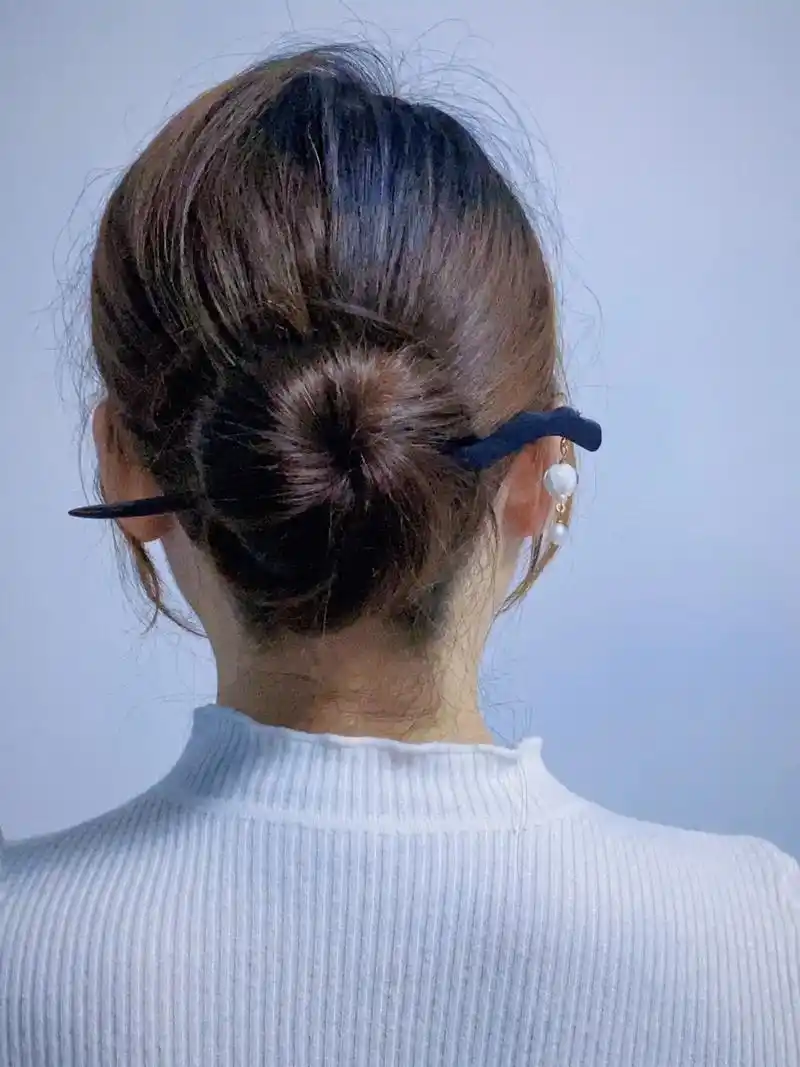 30秒|过年好看中短发簪子盘发.用一根簪子,两根皮筋,简单三 - 抖音