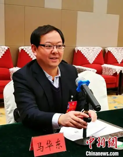 图为新疆政协委员,民建新疆区委会副主委,新疆维吾尔自治区人民政府