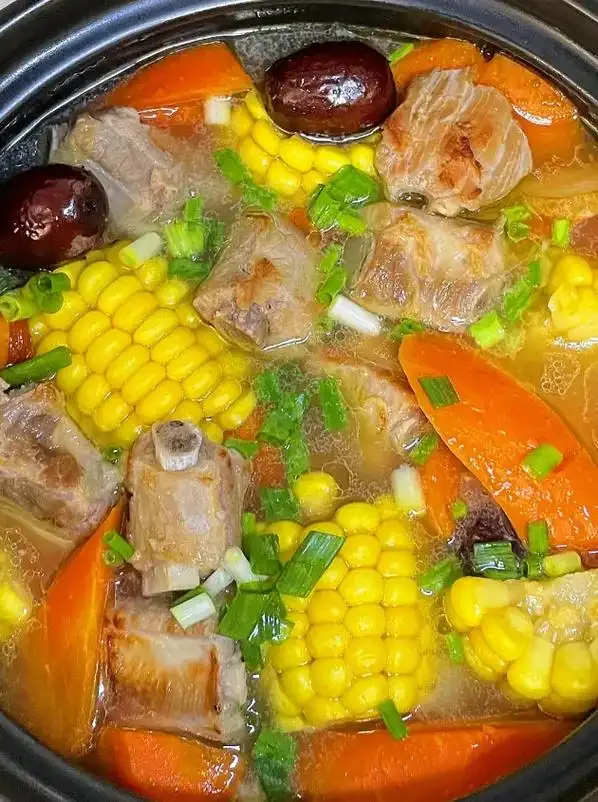 家常菜 健康又鲜甜的玉米排骨汤～ 91做法: 1.排骨洗净凉水下锅