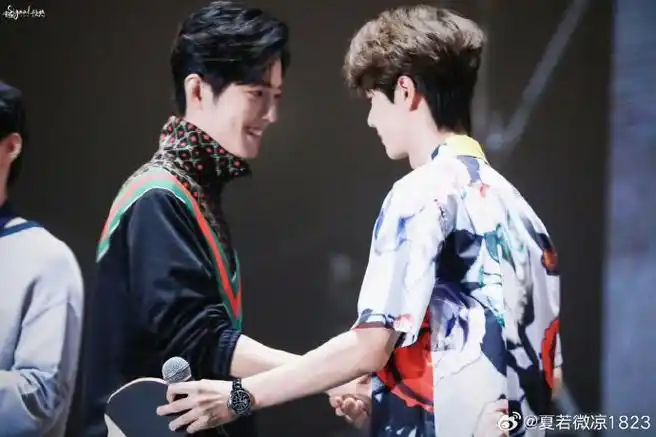 借位吻是小朋友在宣誓主权.